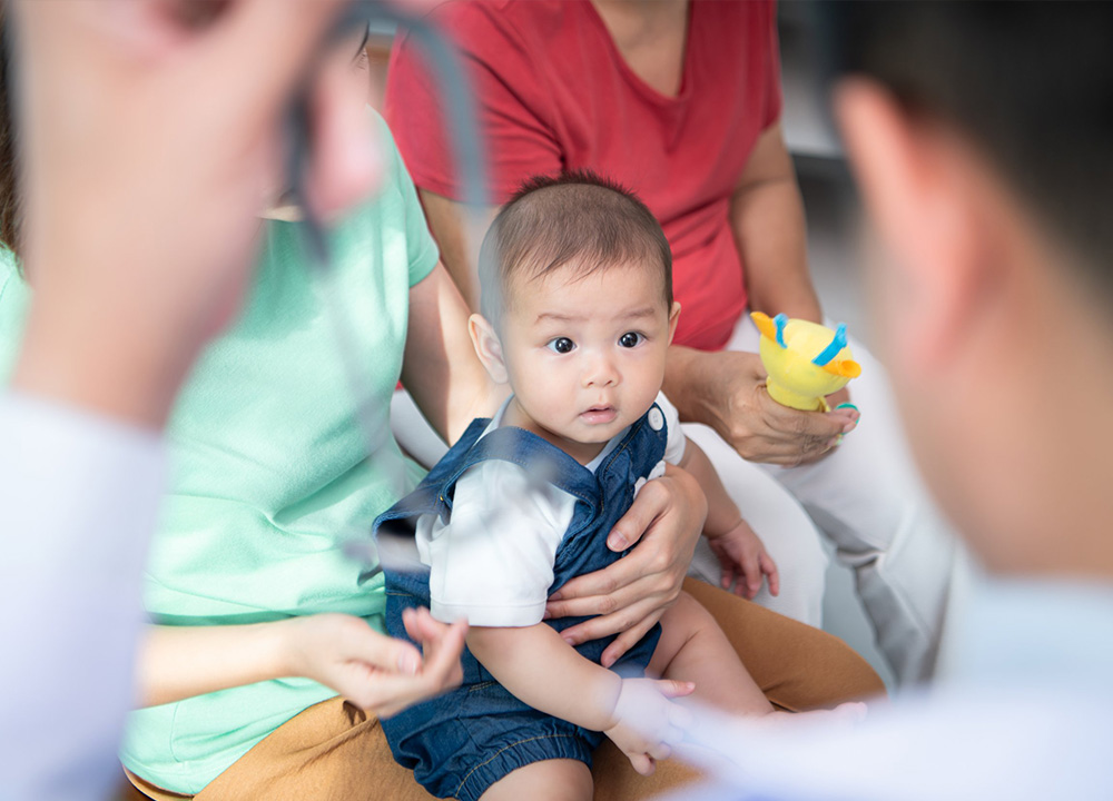 A pediatrician gives a checkup to a baby.